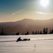 En snöskoterförare på ett fjäll. Arkivbild.