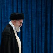 Irans högste ledare Ayatollah Ali Khamenei  efter att ha röstat på fredagen. 