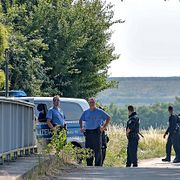Polis vid platsen där flickan hittades. 