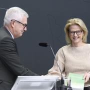 Subventionsbrottsutredningen överlämnar sitt betänkande till finansminister Elisabeth Svantesson (M). I samband med överlämningen hålls en pressträff med finansministern och Sven Johannisson, särskild utredare.