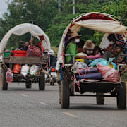 Människor på flykt undan striderna vid gränsen.
