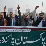 Demonstration mot Irans attack på pakistansk mark i Islamabad. Framsidan på pakistanska tidningen The Dawn. 