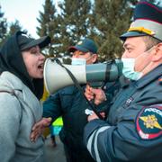 En Kvinna och en polis under en protest till stöd för Navalnyj.