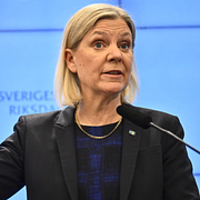 Magdalena Andersson (S) och bild på fasad i Stockholm. Arkivbilder