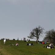 Människor i London njuter av vårvärmen.