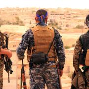 Stridande för Syrian Democratic Forces vid staden Tabqa, Syrien.