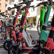 Arkivbild av elsparkcyklar.