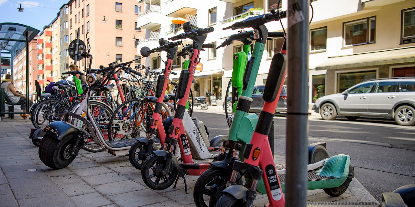 Arkivbild av elsparkcyklar.