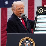 Donald Trump presenterar sina så kallade ”Liberation Day”-tullar i Vita husets rosenträdgård den 2 april 2025.