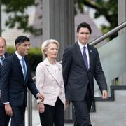 Ursula von der Leyen sedd med G7-toppar i Japan.