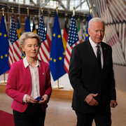 EU-kommissionens ordförande Ursula von der Leyen samt de amerikanska presidenterna Joe Biden och Donald Trump.