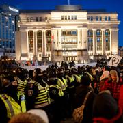 Poliser formar en linje för att skingra demonstranter