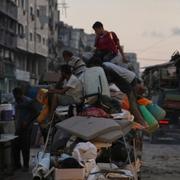 Palestinier flyr Gaza stad på tisdagen.