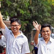 Wa Lone och Kyaw Soe Oo efter frigivandet.