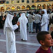 Människor på Dubai Mall i Förenade Arabemiraten.