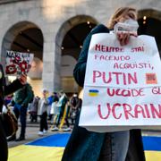 Demonstranter i Milano mot Putins invasionskrig i Ukraina.