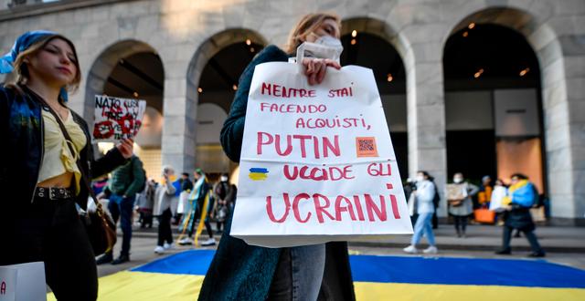Demonstranter i Milano mot Putins invasionskrig i Ukraina. Claudio Furlan / AP