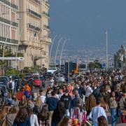 Människor promenerar längs med vattnet i Neapel i Italien, 8 november. 