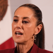 En amerikansk soldat vid gränsen mot Mexiko samt en bild på Mexikos president Claudia Sheinbaum. 