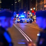 STOCKHOLM, SVERIGE 20260805
Polisen och Nationella bombskyddet har spärrat av delar av Folkungagatan på Södermalm för att undersöka ett misstänkt farligt föremål på en restaurang under onsdagskvällen.
Foto: Anders Wiklund / TT / Kod 10040