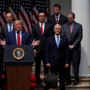 Thomas Philipson (längst bak till höger) med sina medarbetare under Trumps första mandatperiod. 5 juni 2020.