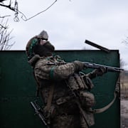 En soldat vid frontlinjen spanar efter ryska drönare den 17 februari.