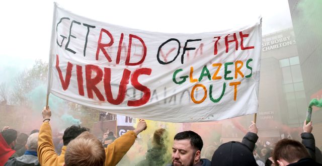 Supportrar demonstrerar mot ägarfamiljen Glazer i maj förra året. Barrington Coombs / AP