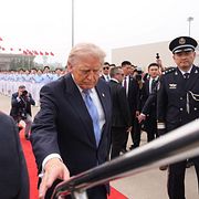 President Donald Trump när han kliver på Air Force One.