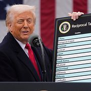 Trump presenterar sina ”ömsesidiga” tullar den 2 april 2025.