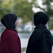 Två kvinnor i hijab.