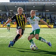 Alice Bergström i gult och svart.