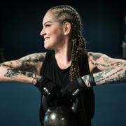 Författaren Linda Skugge tränar på gym.