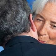 Lagarde hälsar på Italiens premiärminister Mario Draghi.