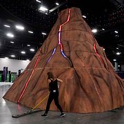 Arkivbild. En vulkan uppbyggd i foajén till kryptomässan i Miami, 2022. 