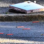 En person skjuten vid pendeltågsstationen i Jordbro. Polisen markerade ut tomhylsor efter dådet.