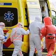 En patient eskorteras i en ambulans efter att ha evakuerats till Nederländerna.