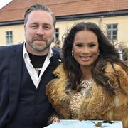 Mattias Karlsson med sin fru Amanda Bergman anländer inför bröllopet mellan Sverigedemokraternas partiledare Jimmie Åkesson och Matilda Kärnerup i Slottslängorna Sölvesborg.