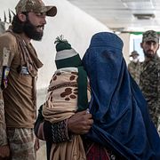 En afghansk flykting återvänder till Afghanistan med sitt barn den 3 november 2023 innan regeringens deadline för deportation av papperslösa utlänningar.