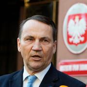 Radoslaw Sikorski utanför utrikesdepartementet i Warsawa i oktober i år. 