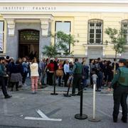 Fransmän köar till vallokalen vid det franska konsulatet i Madrid.