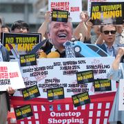 Folk i Seoul protesterar mot Donald Trumps tullpolitik.