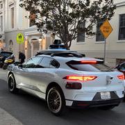 Två Waymo-bilar i San Francisco