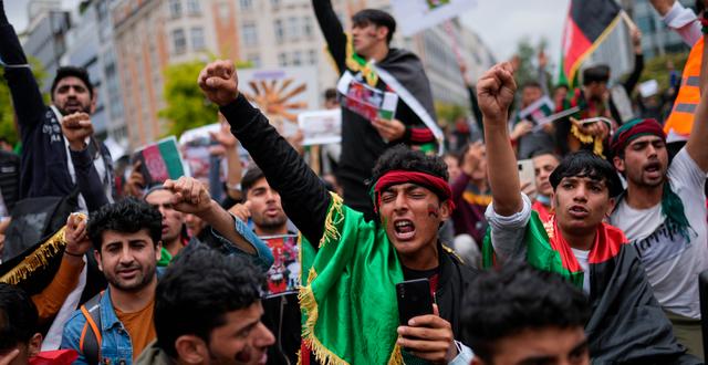Människor protesterar mot talibanerna i Bryssel på onsdagen.  Francisco Seco / TT NYHETSBYRÅN