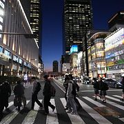 Människor i Tokyo, mars 2026. 