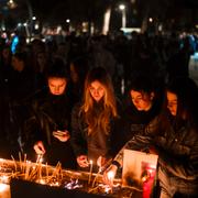 Människor väntar i kö för att tända ljus i staden Kocani, Nordmakedonien, söndagen den 16 mars 2025. 