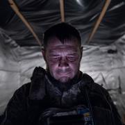 En ukrainsk soldat kontrollerar en drönare nära fronten. Arkivbild. 