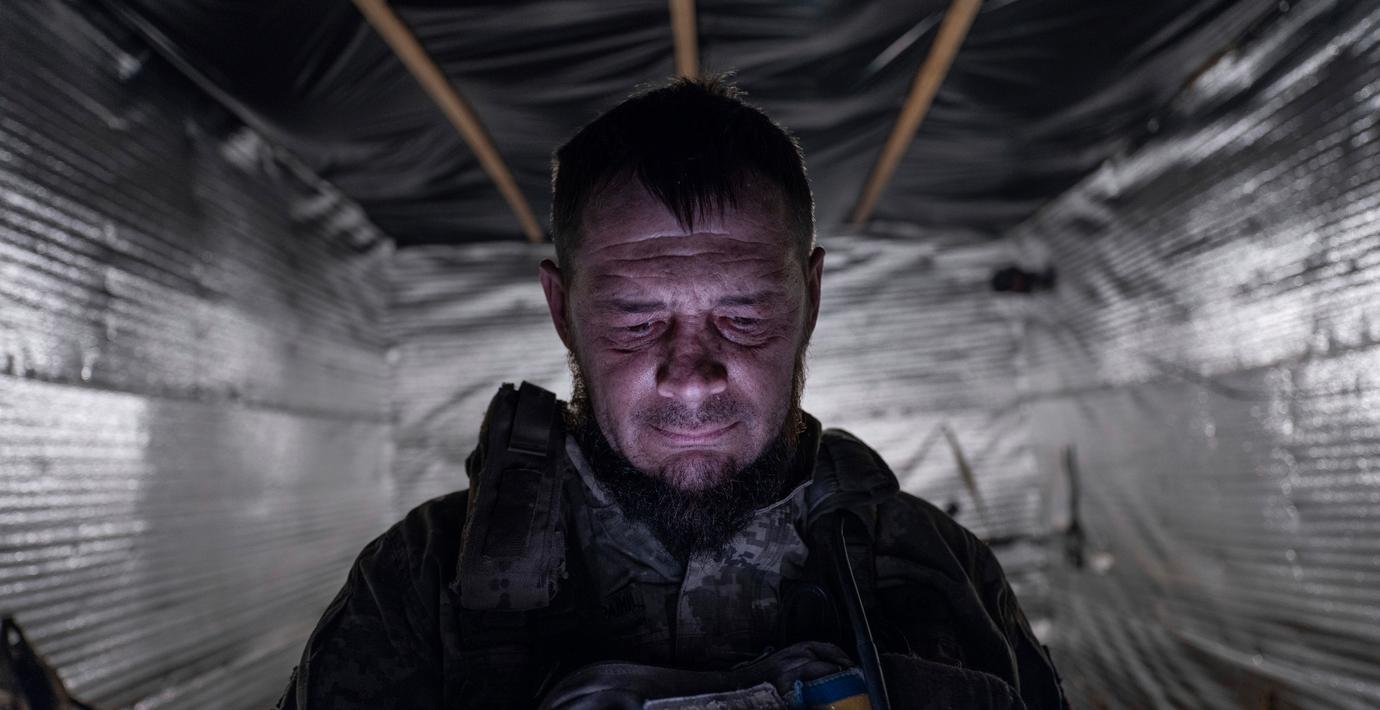En ukrainsk soldat kontrollerar en drönare nära fronten. Arkivbild. 