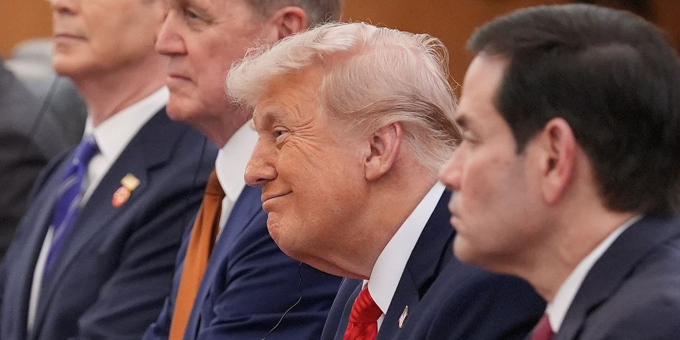 Donald Trump med Marco Rubio i förgrunden. 