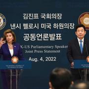 Nancy Pelosi tillsammans med sin sydkoreanska motsvarighet Kim Jin-pyo