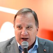  Före detta statsminister Stefan Löfven samtalar i ETC:s monter under Bokmässan 2024. Arkivbild. 